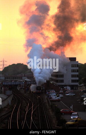 AJAXNETPHOTO. SOUTHAMPTON, ENGLAND ZIEHT - AUFSTEHEN DAMPF - ANGETRIEBENE DAMPFLOKOMOTIVE VOM HAUPTBAHNHOF IN DER ABENDDÄMMERUNG. FOTO: JONATHAN EASTLAND/AJAX REF: CD0503 5 Stockfoto