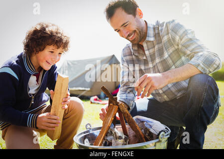 Vater und Sohn bauen Lagerfeuer Stockfoto