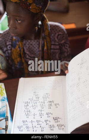 Mali, Afrika - August 2009 - Closeup Portrait eines schwarzen afrikanischen Grundschule Studenten eine Pause Stockfoto