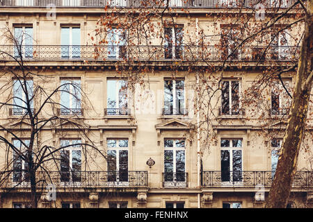 Traditionelle französische Architektur mit typischen Fenstern und Balkonen in Paris. Herbst in Frankreich. Stockfoto