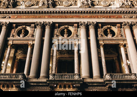 Die Garnier-Oper in Paris bei Nacht. Architektur-Details. Nationale Musikakademie. Stockfoto