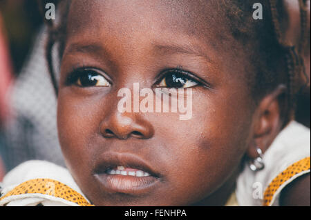 Mali, Afrika - August 2009 - extrem Closeup Portrait eines schwarzen afrikanischen Grundschule Studenten weit wegschauen Stockfoto