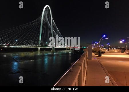 Eine Nachtansicht von Hunt Margaretenbrücke in Dallas Stockfoto