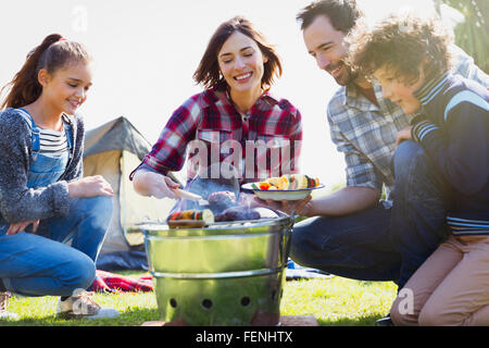 Familie Camping Grill Grillen Stockfoto