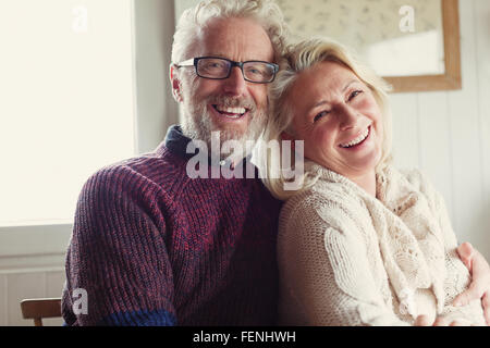 Porträt, lachen, älteres paar umarmt Stockfoto