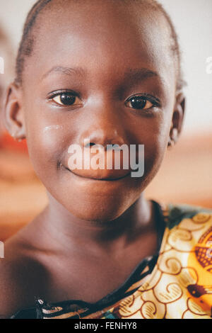 Mali, Afrika - August 2009 - Closeup Portrait eines schwarzen afrikanischen Grundschule Studenten eine Pause Stockfoto
