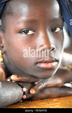 Mali, Afrika - August 2009 - Closeup Portrait eines Tuareg schwarzen afrikanischen Grundschule Studenten haben eine Pause auf ihrem Klassenzimmer Stockfoto