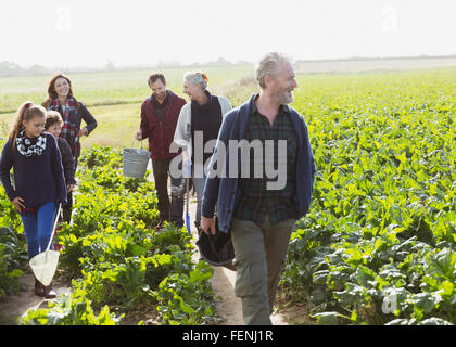 Mehr-Generationen-Familie Wandern im sonnigen Garten Stockfoto