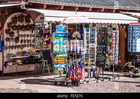 Souvenir-Shops in der Nähe der Kirche des Heiligen Geistes in Heidelberg. Stockfoto