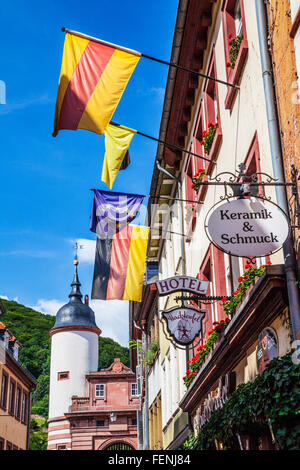 Steingasse, einer schönen Straße im Quartier Altstadt von Heidelberg mit dem Tor der alten Brücke an seinem Ende. Stockfoto