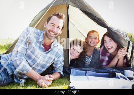 Porträt, Lächeln Familie im Zelt Stockfoto