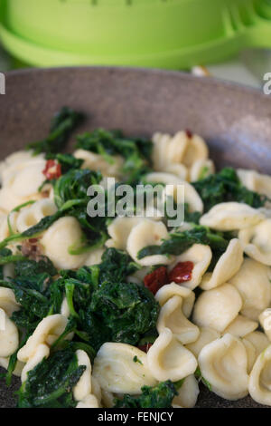 handgemachte frische Orecchiette mit Brokkoli in Pfanne Stockfoto