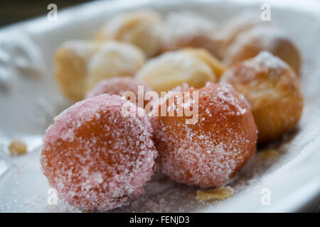 italienische Karneval süßen Pfannkuchen in Form von Kugeln genannt castagnole Stockfoto