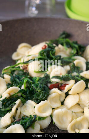 handgemachte frische Orecchiette mit Brokkoli in Pfanne Stockfoto