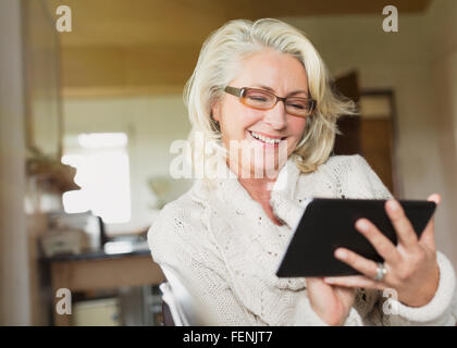 Lächelnde ältere Frau mit digital-Tablette