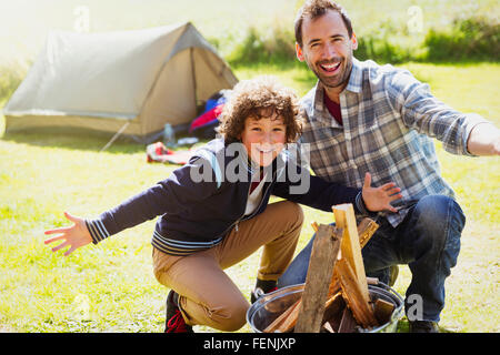 Porträt begeisterten Vater und Sohn bauen Lagerfeuer Stockfoto