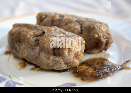 Rindfleisch Rouladen mit Weinsoße eine Gericht bestehend aus einem Stück Fleisch, das um eine Füllung gerollt und gekocht Stockfoto