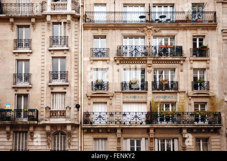 Traditionelle französische Architektur mit typischen Fenstern und Balkonen in Paris, Frankreich. Haussmann Renovierung von Paris Häuser. Stockfoto