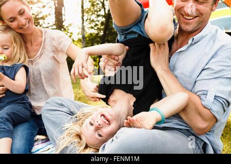 Vater drehen Tochter kopfüber im Familien-Picknick im park Stockfoto