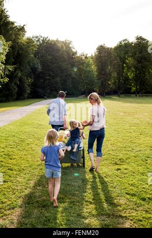 Rückansicht der Eltern und drei Mädchen einen Spaziergang im park Stockfoto