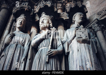 Gotische Hintergrund mit alten Königen und Heiligen. Skulpturen und Architektur Details der Kathedrale Saint-Germain Auxerrois. Par Stockfoto