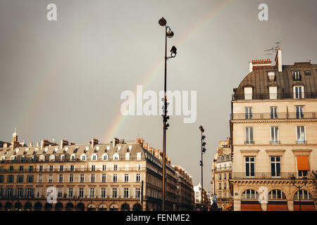 Paris Street View mit Regenbogen in den Himmel nach Regen. Traditionelle französische Architektur (Haussmann Sanierung von Paris Periode). Stockfoto