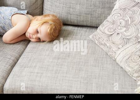 Müde weiblichen Kleinkind auf sofa Stockfoto