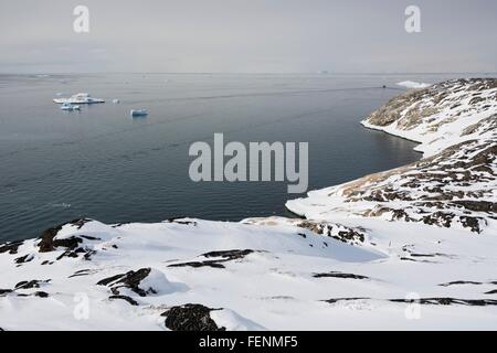 Erhöhten Blick auf Schnee bedeckte Küste und Disko-Bucht in Ilulissat, Grönland Stockfoto