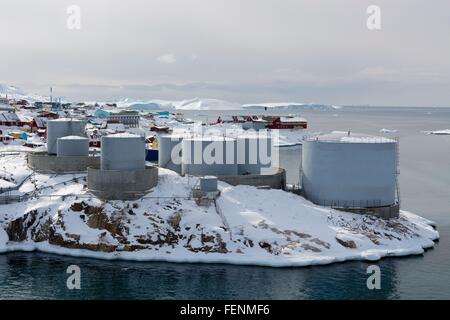 Erhöhten Blick auf Schnee bedeckt Öltanks in Ilulissat, Grönland Stockfoto