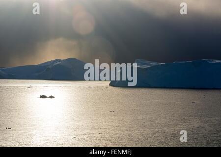 Wolken und Sonne über Eisberge in Ilulissat Eisfjord, Diskobucht, Grönland Stockfoto