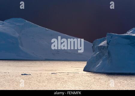 Gewitterwolken über Eisberge in Ilulissat Eisfjord, Diskobucht, Grönland Stockfoto