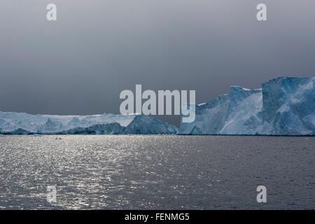 Gewitterwolken und Eisberge in Ilulissat Eisfjord, Diskobucht, Grönland Stockfoto