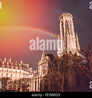 Romantischen Paris. Blick auf die Kirche von Saint-Germain Auxerrois mit Regenbogen nach dem Regen. Historische gotische Architektur. Bild T Stockfoto