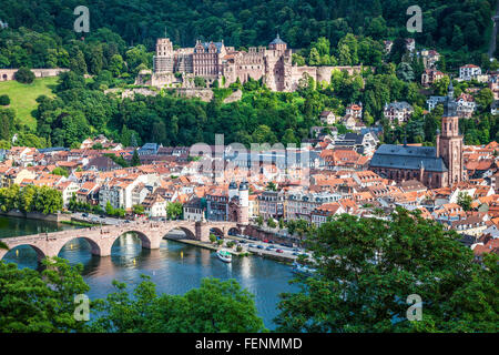 Blick über Heidelberg Altstadt, Schloss, Kirche und Brücke. Stockfoto