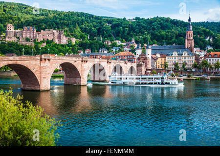 Ein Tourist cruise Boot geht unter der Karl-Theodor-Brücke über den Neckar in Heidelberg. Stockfoto