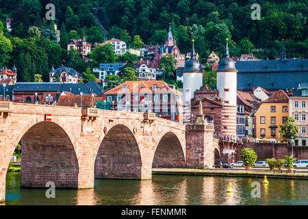 Blick über den Fluss Neckar Heidelberg Altstadt, die Kirche und die Brücke. Stockfoto