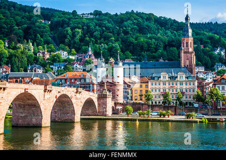 Blick über den Fluss Neckar Heidelberg Altstadt, die Kirche und die Brücke. Stockfoto