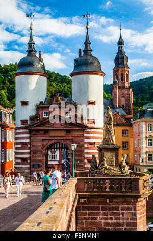 Die Türme und Tor am südlichen Ende der Karl-Theodor-Brücke oder der alten Brücke in Heidelberg mit dem Turm der Heiliggeistkirche. Stockfoto