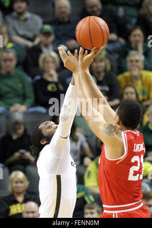 7. Februar 2016: Oregon Ducks vorwärts Dwayne Benjamin (0) bewegt sich um eine Aufnahme bei den NCAA Basketball-Spiel zwischen dem Oregon Ducks und die Utah Utes in Matt Knight Arena, Eugene, OR zu blockieren Stockfoto