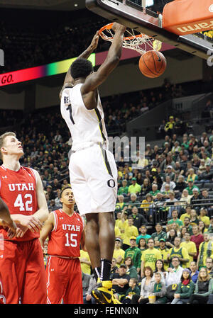 7. Februar 2016: Oregon Ducks vorwärts Jordan Glocke (1) wird eine einfache Dunk während der NCAA Basketball-Spiel zwischen den Enten und die Utah Utes in Matt Knight Arena, Eugene, OR Stockfoto