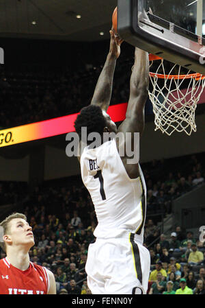 7. Februar 2016: Oregon Ducks vorwärts Jordan Glocke (1) wird eine einfache Dunk während der NCAA Basketball-Spiel zwischen den Enten und die Utah Utes in Matt Knight Arena, Eugene, OR Stockfoto