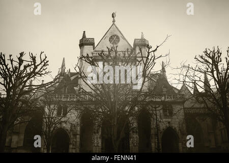 Fassaden- und Skulpturen von der Kirche von Saint-Germain Auxerrois. Paris, Frankreich. Gotische Hintergrund Bild getönt mit schwarz / W Stockfoto