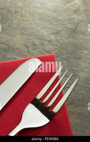 Messer und Gabel auf Serviette Stoff Stockfoto