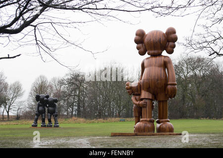 Zwei Skulpturen mit dem Titel "Auf dem Weg" (L) und "Guten Absichten" (R) des amerikanischen Künstlers KAWS, in Yorkshire Sculpture Park. Stockfoto