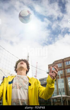 Junger Mann fußballerischen Fähigkeiten üben Stockfoto