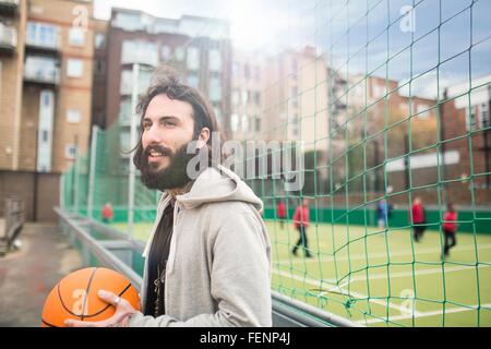 Mitte erwachsenen Mannes Holding basketball Stockfoto