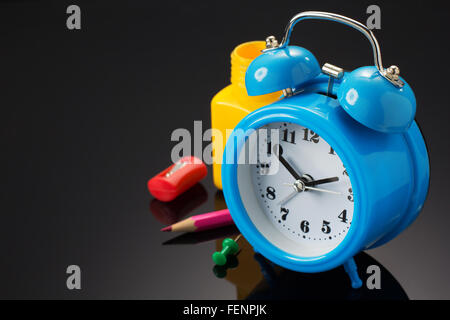 zurück zum Schulkonzept auf schwarzem Hintergrund Stockfoto