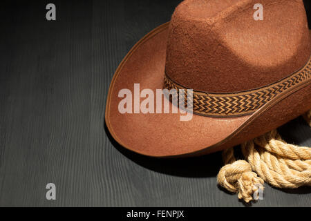 Cowboy-Hut auf hölzernen Hintergrund Stockfoto