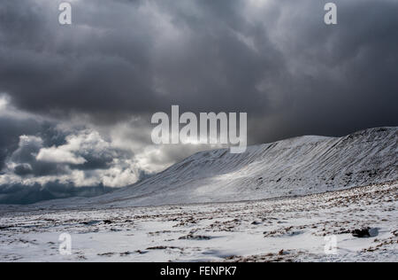 Whernside im Winter Stockfoto