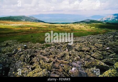 Rückansicht der beiden Frauen wandern in rauen Landschaft, Uralgebirge, Russland Stockfoto